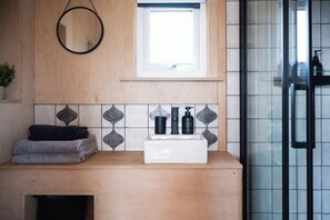 Towels, soap, toilet paper - Cosy Couple's Cabin w/Hot Tub (How Caple)