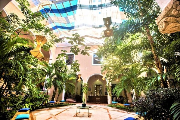 Property grounds - Moonlit Mérida Escape | Poolside Triple Suites w/ WiFi, AC & Bright Sunny Vibes (Mérida)