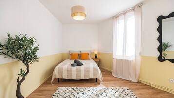 Tabla de planchar con plancha, wifi, ropa de cama