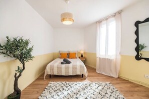 Tabla de planchar con plancha, wifi, ropa de cama