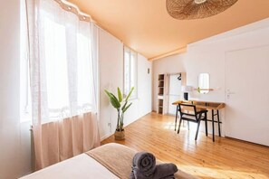 4 bedrooms, iron/ironing board, WiFi, bed sheets