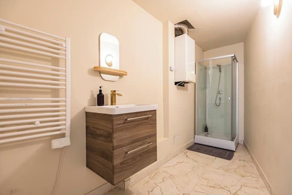 Douche, articles de toilette gratuits, sèche-cheveux