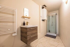 Shower, free toiletries, hair dryer, towels