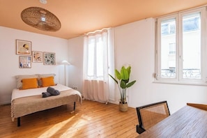 4 habitaciones, escritorio, tabla de planchar con plancha y wifi
