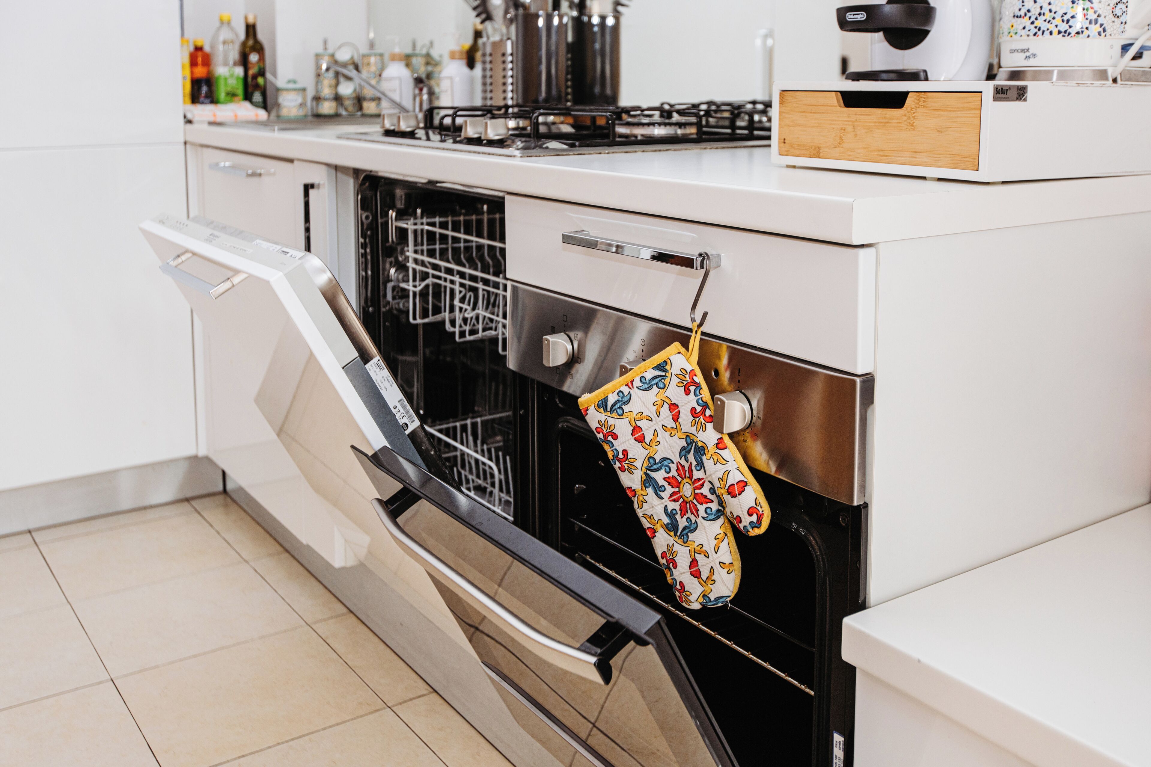 Kjøleskap, ovn, kokeplater og oppvaskmaskin