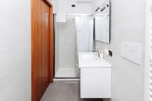 Sèche-cheveux, bidet, serviettes fournies, savon