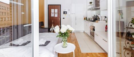 1 makuuhuone, työpöytä, silitysrauta/-lauta, vauvan matkasänky