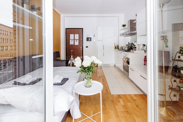 1 slaapkamer, een bureau, een strijkplank/strijkijzer, reisbedje