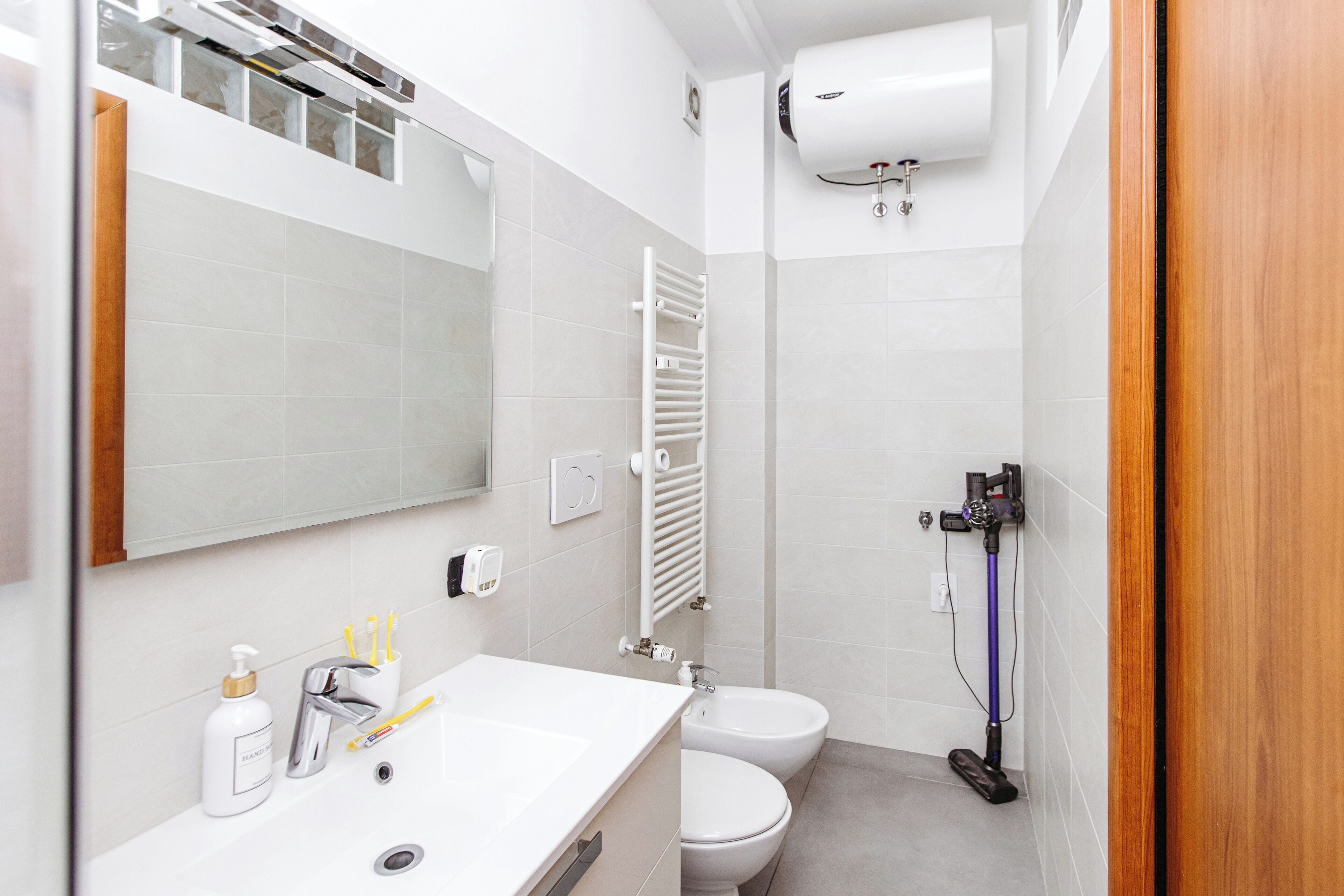 Sèche-cheveux, bidet, serviettes fournies, savon