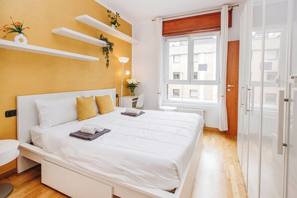 1 chambre, bureau, fer et planche à repasser, lit de bébé portatif