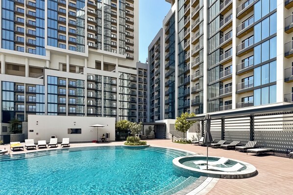 حمّام سباحة خارجي