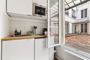 Refrigerador, microondas, parrilla de estufa y cafetera y tetera