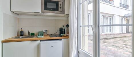 Fridge, microwave, stovetop, coffee/tea maker