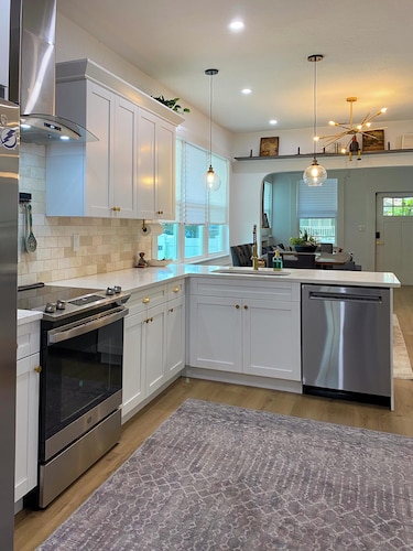 Boutique Tampa Escape - Luxe Backyard Oasis - 7 Guests - 5 Beds - 2 Bath