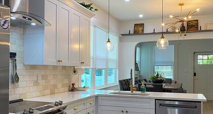 Boutique Tampa Escape - Luxe Backyard Oasis - 7 Guests - 5 Beds - 2 Bath