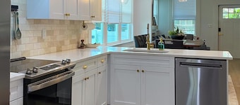 Boutique Tampa Escape - Luxe Backyard Oasis - 7 Guests - 5 Beds - 2 Bath