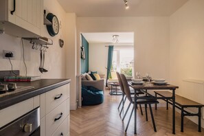 In-room dining - Beautiful 3 Bedroom Home Near Worcester (Worcester)