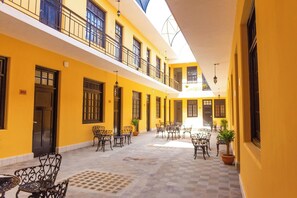 Outdoor dining - Stay in Central Mérida Queen Getaway with Pool, Walk to Sights & Dining (Mérida)