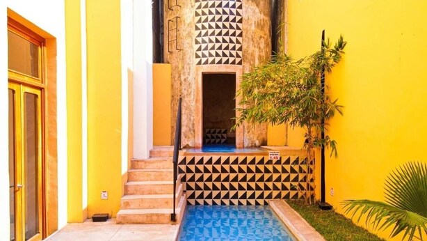 Pool - Queen Room Bliss: Modern Comfort in the Heart of Mérida with Historic Center (Mérida)