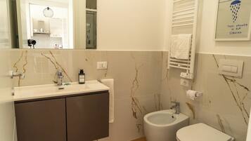 Dusche, Haartrockner, Bidet, Handtücher
