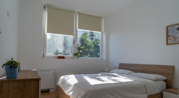Iron/ironing board, WiFi, bed sheets