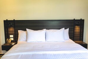 1 bedroom, free WiFi, bed sheets - Modern Superior King Stay with Pool, Steps from Food & Culture (Mérida)