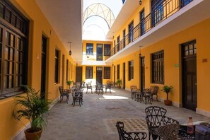 Outdoor dining - Group Getaway in Mérida – Two Double Rooms w/ Poolside Relaxation & Courtyard (Mérida)