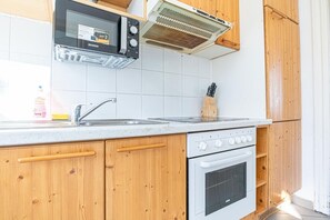Jääkaappi, mikroaaltouuni, uuni, liesi