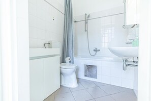 Haartrockner, Handtücher, Seife, Shampoo
