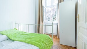 A bedroom with a bed, a window, and a door. - Nice Room for Longstays @Margareten, Up to 2P (Vienna)