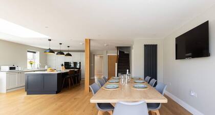 Modern 5-bedroom Retreat Nr Coast