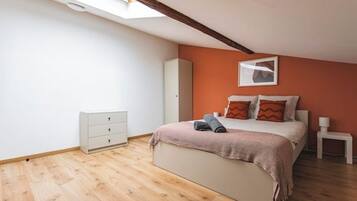 4 habitaciones, tabla de planchar con plancha, wifi y ropa de cama