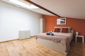 4 habitaciones, tabla de planchar con plancha, wifi y ropa de cama