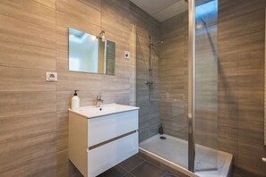Douche, sèche-cheveux, serviettes fournies, savon