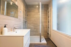 Dusche, Haartrockner, Handtücher, Seife
