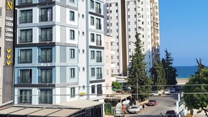 Ein mehrstöckiges Hotel mit modernem Design, mit Balkonen und großen Fenstern.