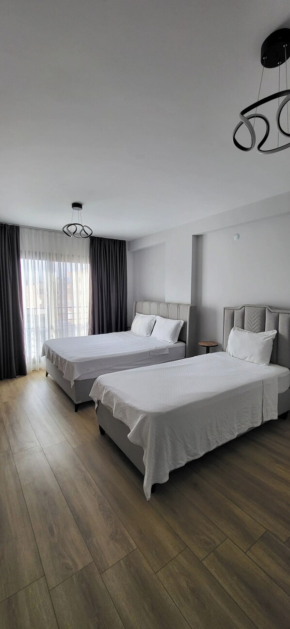 Quarto standard, vista para a cidade | Cofres nos quartos, ferros/tábuas de passar roupa, Wi-Fi de cortesia