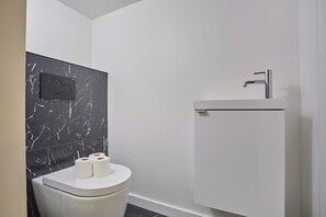 Căn hộ | Phòng tắm | Máy sấy tóc, dầu gội 