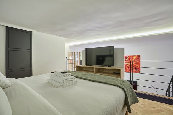 Apartment | 2 bedrooms, laptop workspace, iron/ironing board, bed sheets - Duplex Center of Paris (Paris)