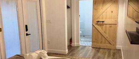 2 slaapkamers, een strijkplank/strijkijzer, gratis wifi, beddengoed