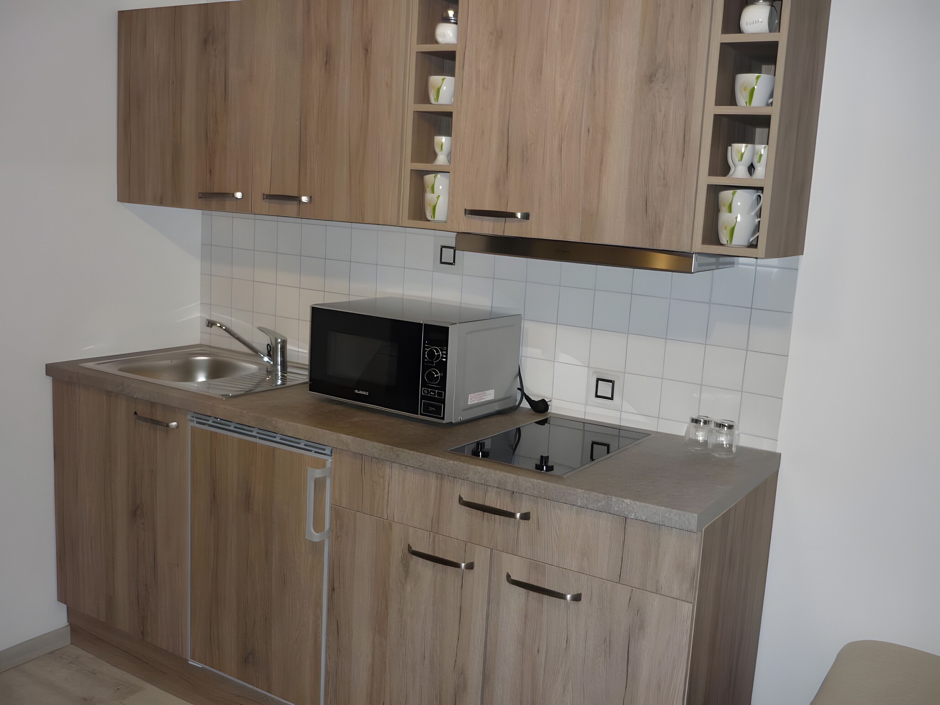 Kühlschrank, Mikrowelle, Herdplatte, Wasserkocher mit Kaffee-/Teezubehör