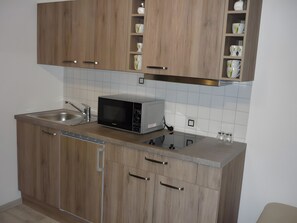 Refrigerador, microondas, placa de cocina, cafetera/tetera