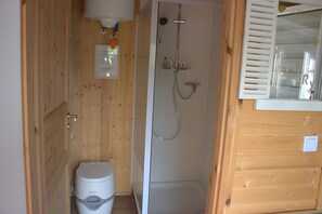 Shower, hair dryer, towels - Tiny Home 'Am See' with Shared Terrace, Shared Garden and Wi-Fi (Rust)