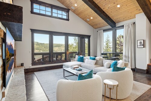 Luxury Deer Valley Retreat – Views, Hot Tub & Shuttle Access! 4 bedrooms + Den!