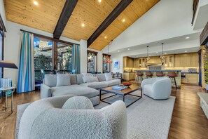 Smart TV, lareira, biblioteca musical, videoteca