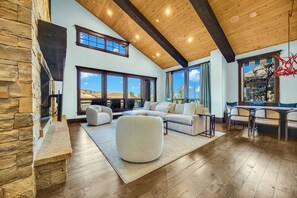 Smart TV, lareira, biblioteca musical, videoteca