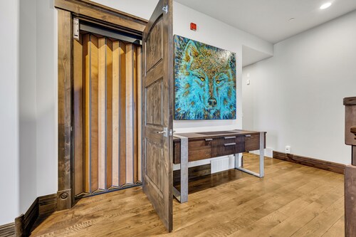 Luxury Deer Valley Retreat – Views, Hot Tub & Shuttle Access! 4 bedrooms + Den!