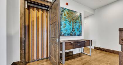 Luxury Deer Valley Retreat – Views, Hot Tub & Shuttle Access! 4 bedrooms + Den!