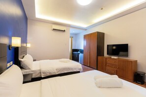 Deluxe tweepersoonskamer, 2 tweepersoonsbedden, niet-roken, privébadkamer | Een laptopwerkplek, gratis wifi