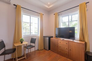 Phòng Superior, 1 giường cỡ queen, không hút thuốc, phòng tắm riêng | Khu vực làm việc phù hợp cho laptop 